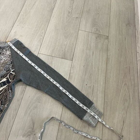 SEVENZ | Women's Gray Snakeskin Print Long Sleeve Sweater Sz L - Picture 3 of 8